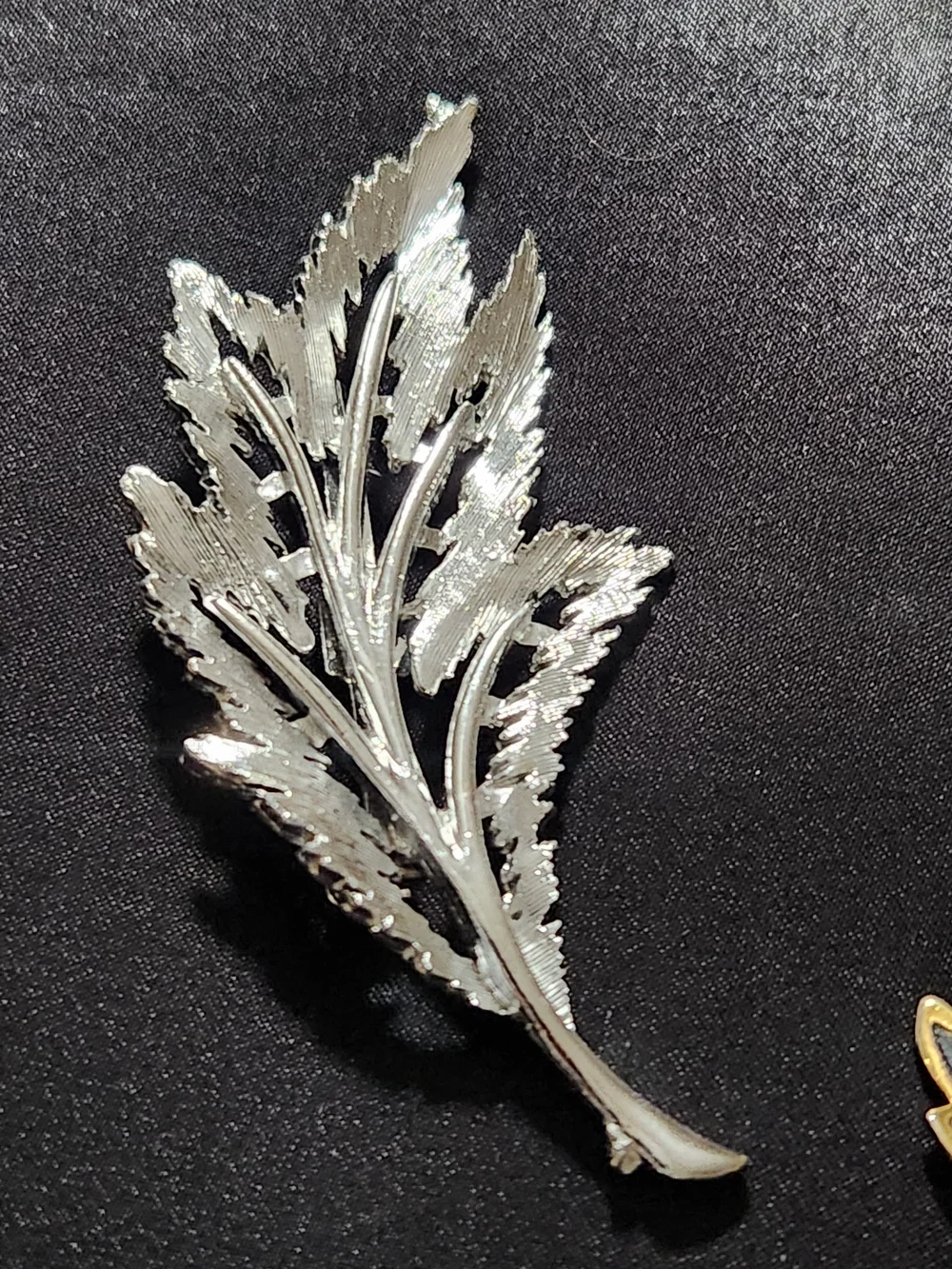 Gold-Trim Green Leaf Decorative Pin - Home Accents